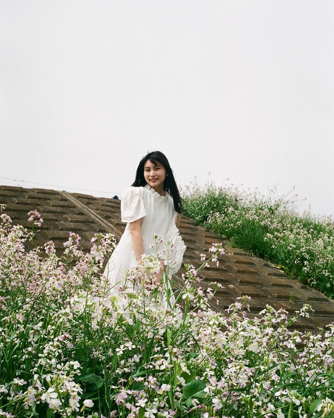 福岡聖菜 河川敷とワンピース 週末に思い立って 白ワンピースで写真を撮りたいと 父に頼んで一緒に 本当は海に行きたかったんだけど 今は河川敷で One Piec Moe Zine