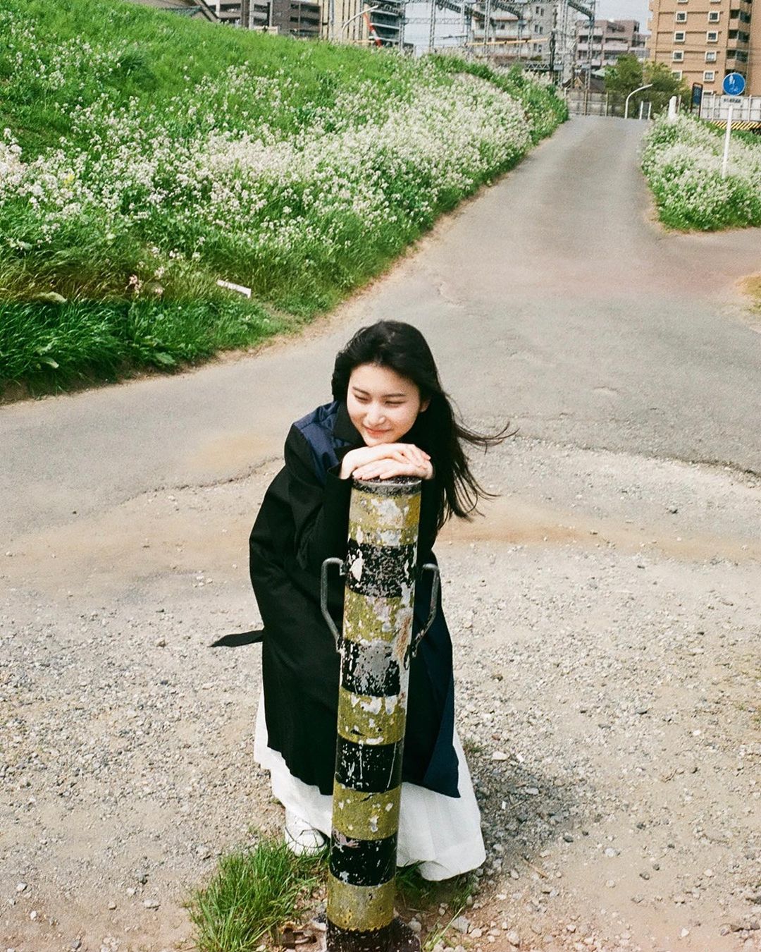 福岡聖菜 河川敷とワンピース 週末に思い立って 白ワンピースで写真を撮りたいと 父に頼んで一緒に 本当は海に行きたかったんだけど 今は河川敷で One Piec Moe Zine