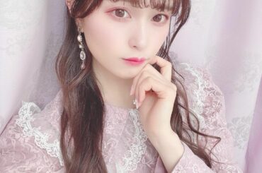 お洋服はふりふりピンク、メイクはチークもリップもシャドウもラインもマスカラもピンク、背景はピンクのカーテン甘さを控えない心意気...