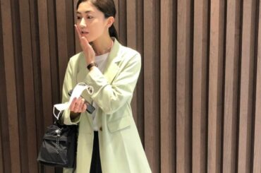 _

ファンデーションを塗ってもらって
ツルツルになったお肌に感動してる私（顔）と
好きな作品に浸ってる私。

1番伝えたいことは最近買ったジャケットが
春にぴ...