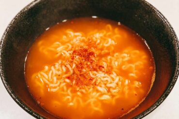 *
辛いラーメンにさらに辛いとうがらしを乗せた

#具なし#ラーメン#最近の夜ご飯#自炊とは...