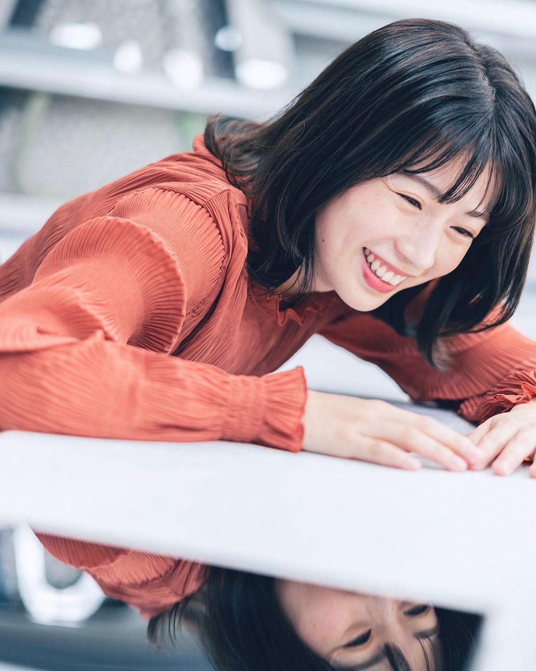 田中萌 机に突っ伏している人のようになってしまった 反射すごい Moe Zine