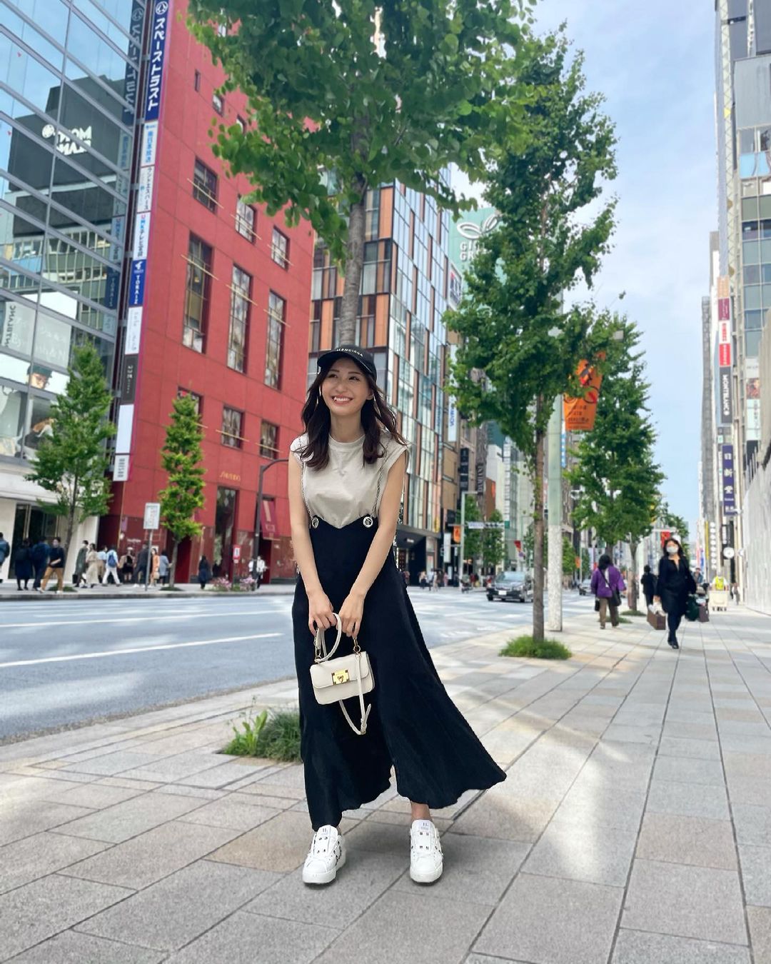 伊藤愛真 銀座でランチしてきたよ こんな感じの服装 彼女が着てたらどうかなー ずっとヒール生活だったけど やっとスニーカーに合う服見つけて 久々履い Moe Zine