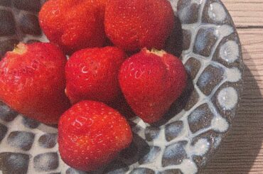 ﻿
お気に入りのお皿で食べる大好きないちご...﻿
﻿
#juicejuice #稲場愛香 #まなかん #アイドル #idol ﻿
#お皿 #いちご...