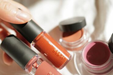 osaji 境界線

肌に馴染む。
重ねても透明感が残る不思議。
さり気ないそれぞれのパールやラメが透けて見えるのが好き
・
@osaji__ 
#osaji...