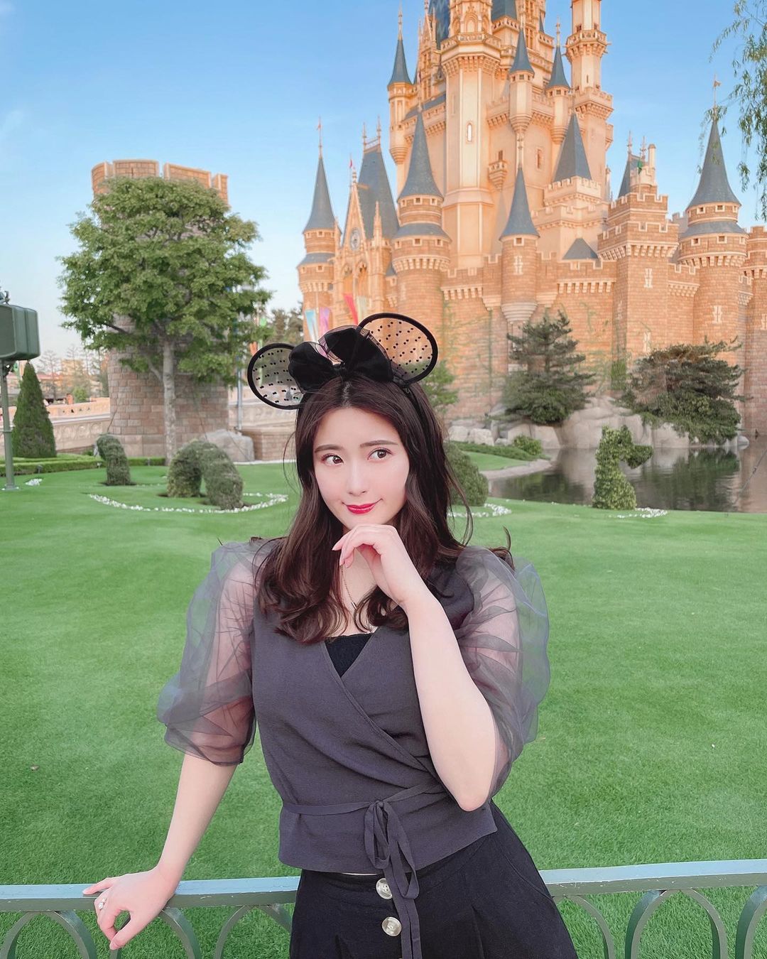 伊藤奈月 今月 発売したばっかりの ドットのシースルーカチューシャに合わせて 袖がシースルーになってる ブラックコーデでインパしたよ 横から見る お城も Moe Zine 伊藤奈月 今月 発売したばっかりの ドットのシースルーカチューシャに合わせて 袖がシースルーになってる ブラックコーデでインパしたよ 横から見る お城も Moe Zine