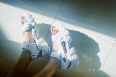 NEW︎﻿
まっしろごつごつソールかわ﻿
#OnitsukaTiger #OnitsukaTigerPartner #sandal...