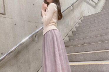 .
お話し会の日、みんなが撮ってる階段で。

こうやって見ると髪の毛とっても長い
どこまで伸ばそうか。。
.
.
#オンラインお話し会 #ootd #私服
#...