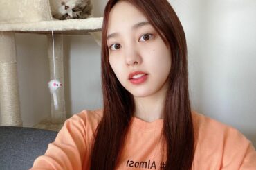 寝起きの何にもしてない髪の毛、すとーんってボリュームないマン

髪の毛のピンクってすぐ抜けちゃうな〜
やっぱりブリーチした方が良いとかあるんですかね？教えて髪の...