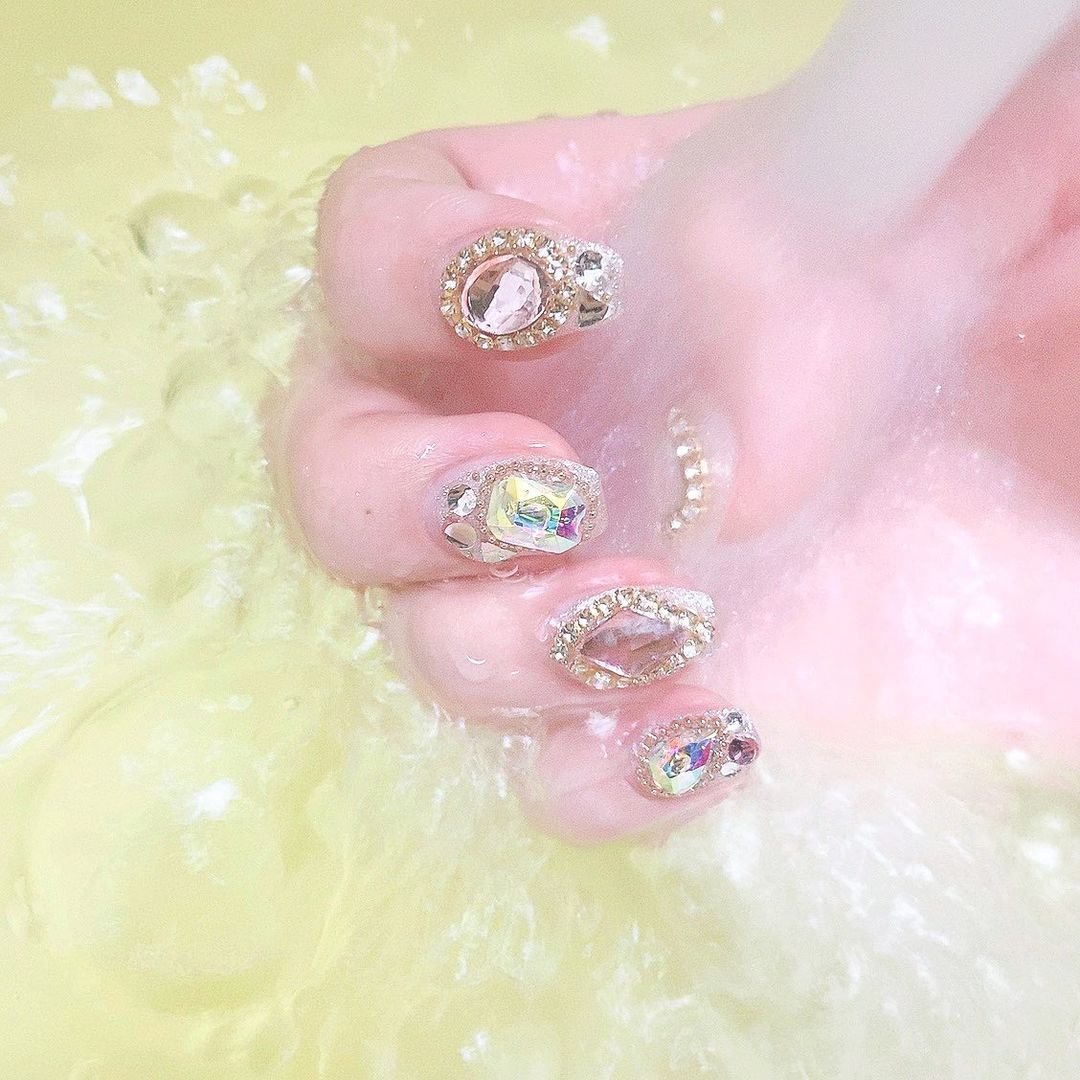 千葉恵里 New Nail 今回は大好きなキラキラを たくさん付けてもらいました こんなごてごてにした Moe Zine