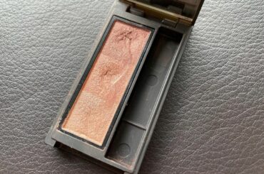 垢抜けるか垢抜けないかの鍵を握っているのは、眉。眉色は顔の雰囲気をガラリと変えてしまうくらい大きな影響力を持つ。

ベーシックな茶系パウダーももちろん良いけど『...