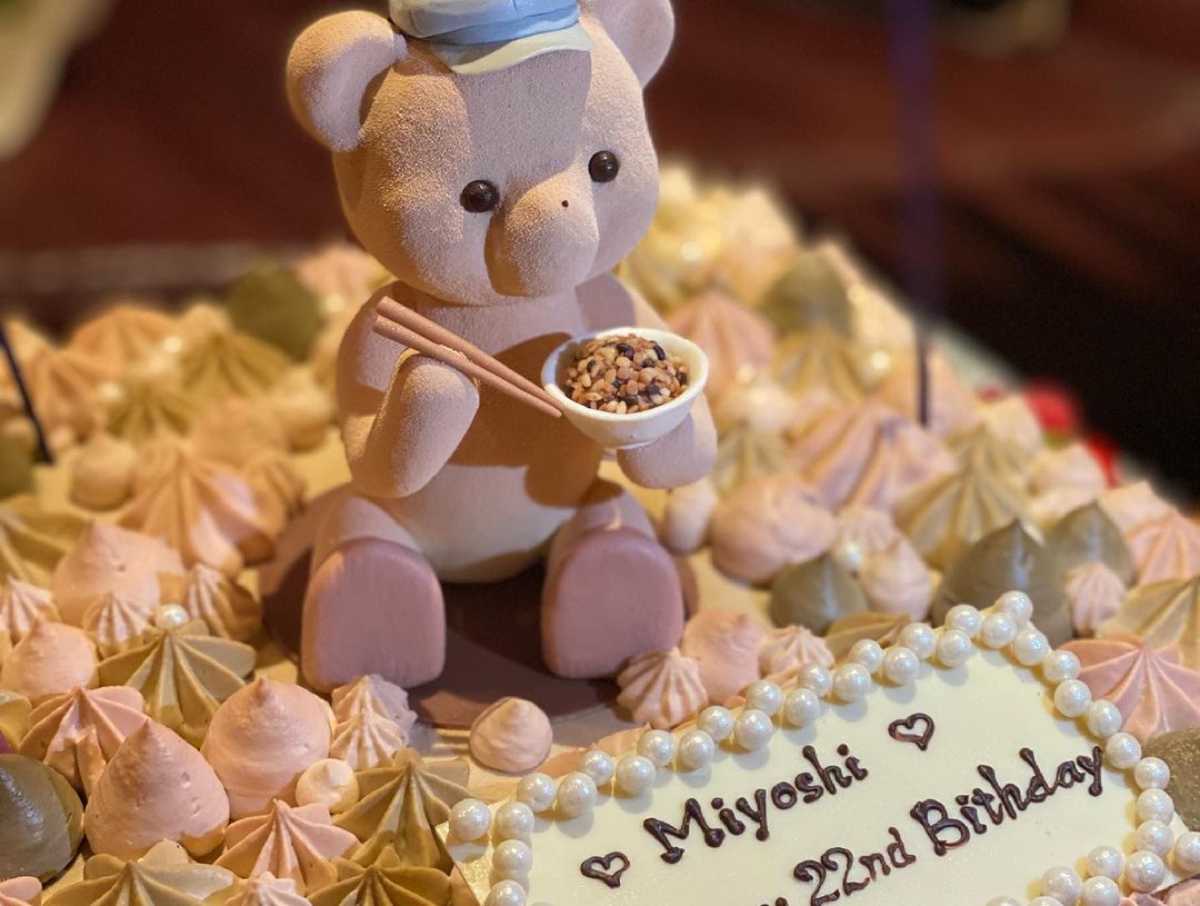 橋下美好 22歳のバースデーケーキ 実は今年もお家だったから お友達がサプライズでケーキを届けてくれた笑 このクマちゃんはヌヌースって名前なの しかも 酵素玄米食 Moe Zine