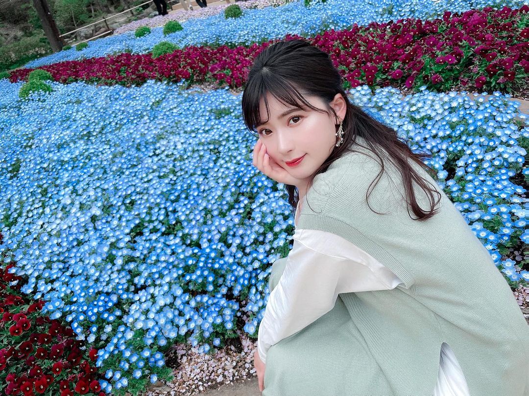 伊藤奈月 𝘏𝘈𝘕𝘈 𝘉𝘐𝘠𝘖𝘙𝘐 お花のテーマパーク 4月の1週目に行ったんだけど もう ここはネモフィラ咲いてたの 早い ピンクのお花で Moe Zine