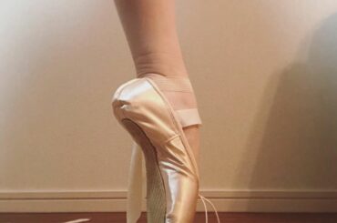 .
10年以上ぶりのトゥシューズ
足入れた瞬間こんなきついんだ！
こんなので踊ってたんだ！
って昔の自分を尊敬しました
今の私では秒で脱ぎたくなる笑
.
久しぶ...