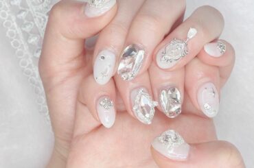 コンサートに向けて白のキラキラ左の薬指にチャームつけちゃった！可愛すぎ
#newnails #ホワイトネイル #韓国ネイル...