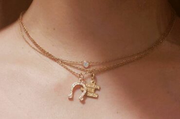 .

意味のあるアクセサリーが
好きです。
波の彫刻で繋いでくっていう意味のもの
@initial_puzzle_by_linamoa と
幸運を招く、貯める、...