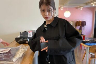 .
@fumikababa_photobook 
本日のオフショット別バージョン
お会計中の馬場さん。
@n_afterschool 
お世話になりました...