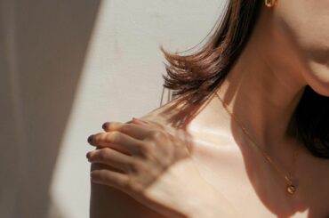 さり気ないけど印象的
・
日差したっぷりな中、好きな洋服に合わせて付けてほしい
@l_co.official...