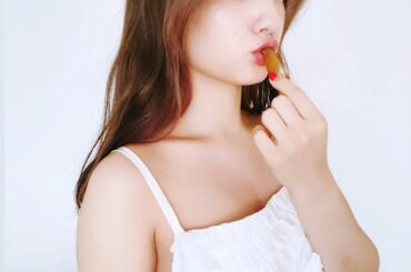 何食べてるでしょうか？3枚目見たらカンニングです。
I’m eating......

#3時のおやつ　
お仕事中も休憩はいつも一緒...