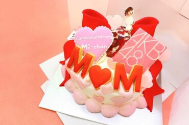 峯岸さんの卒業ケーキ﻿
 ﻿
卒業ドレスに合わせて赤×ピンクで可愛く作って貰いました﻿
 ﻿
 ﻿
 ﻿
もうAKBを卒業したらAKB48のロゴを使う機会も無く...