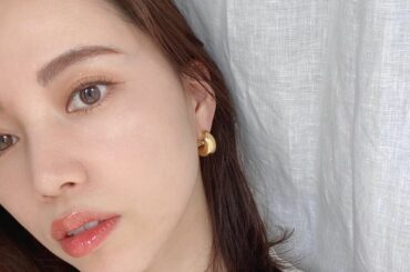 最近メイクが上手くいかないなぁと思っていたら、眉毛をブリーチするの忘れてました
・
わたしの眉毛、密度も濃くしっかり生えているので主張が強い。
眉頭を薄くしたく...