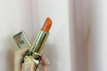 .
最近お気に入りのオレンジリップ

普通の色付きリップに重ね付けると
すごくいい感じにオレンジになるの
夏に合いそうで楽しみ♡

#HERA ルージュホリック...