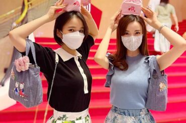 しゃもちゃんとのfamiliarコーデ.
おまけショット

宝塚コラボのバッグとポーチ、
本当に可愛くて買ってよかった〜
　
photo by @yuchans...