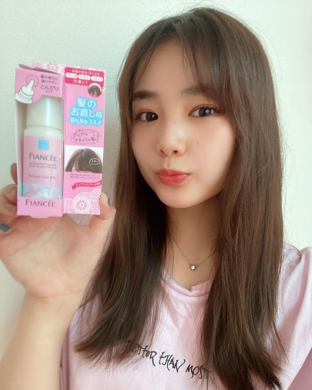 箭内夢菜 フィアンセ ゚髪のべたつきお直しジェリーピュアシャンプーの香り が 6月24日から発売されます なんとスプレータイプではなく ジェルなのです Moe Zine 箭内夢菜 フィアンセ ゚髪のべたつきお直しジェリーピュアシャンプーの香り が 6月24日から発売されます なんとスプレータイプではなく ジェルなのです Moe Zine