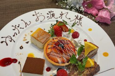 先日、いつも謎解きをしているメンバーに﻿
お祝いをして頂きました♡﻿
サプライズだったのでびっくりしちゃったけど﻿
一生懸命花束の色もサイリウムカラーの﻿
ピン...