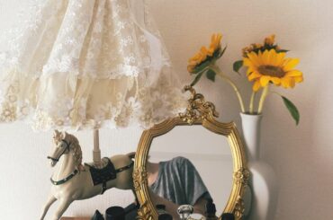 .
新しい棚。
第一形態。
乗せるもの悩む。
ライトと鏡と花瓶は最近の購入物。
ライトと鏡は　@__lilou__official ここ。
めちゃくちゃ可愛い。...