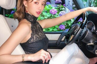 Let's go for a drive
I'm barefoot person while driving. Becaause of my heeeeels
...