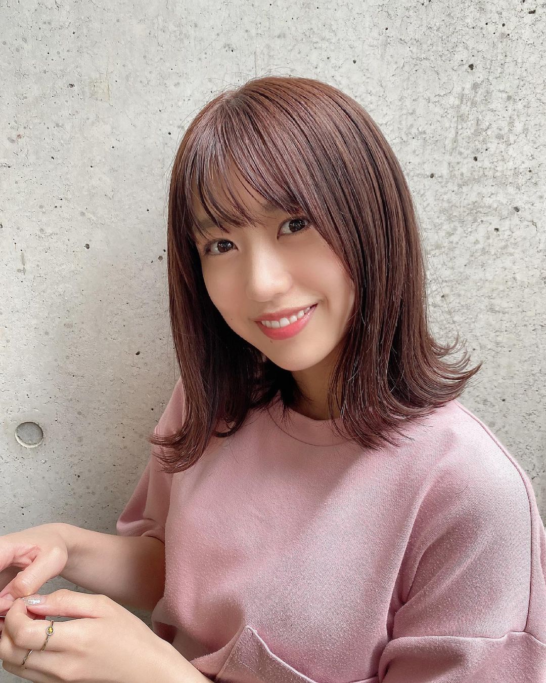 篠崎彩奈 髪の毛染めた オイルカラーのピンクベージュというお色らしいです 久しぶりにちょっと明るめにした Akkydirty 美容院 原宿 美容院 ピンクベージ Moe Zine