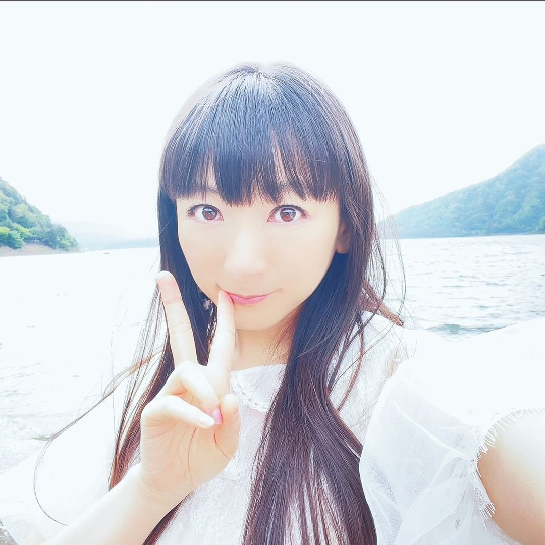 堀江由衣 New配信シングル Adieu の写真を撮った湖の前で自撮り お天気が曇っていて 湖の色がちょっと緑色でした 笑 加工で綺麗めに Moe Zine 堀江由衣 New配信シングル Adieu の写真を撮った湖の前で自撮り お天気が曇っていて 湖の色がちょっと緑色でした 笑 加工で綺麗めに Moe Zine
