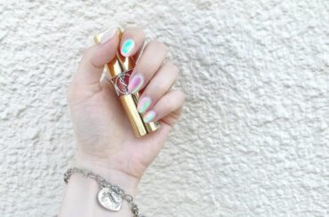 最近、話題のうるうるネイルにして頂きました
角度によって色々な光り方をするの…

ずっーーと見ちゃいます。

#newnail #nails #うるうるネイル...