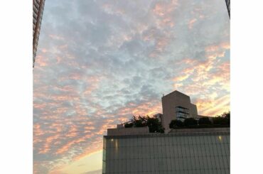 *
夏至ですね
Jチャンネル放送後に
ビルとビルの間から見えた空です

#夏至#空#夕暮れ#マジックアワー...