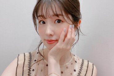 .
ただ今の爪、水色〜♡

写真だと伝わらなくて諦めたんだけど、ラメが入った夏っぽい色なの

昨日のCanCamRoomの時のメイクも
ラメ使いが可愛かった〜...