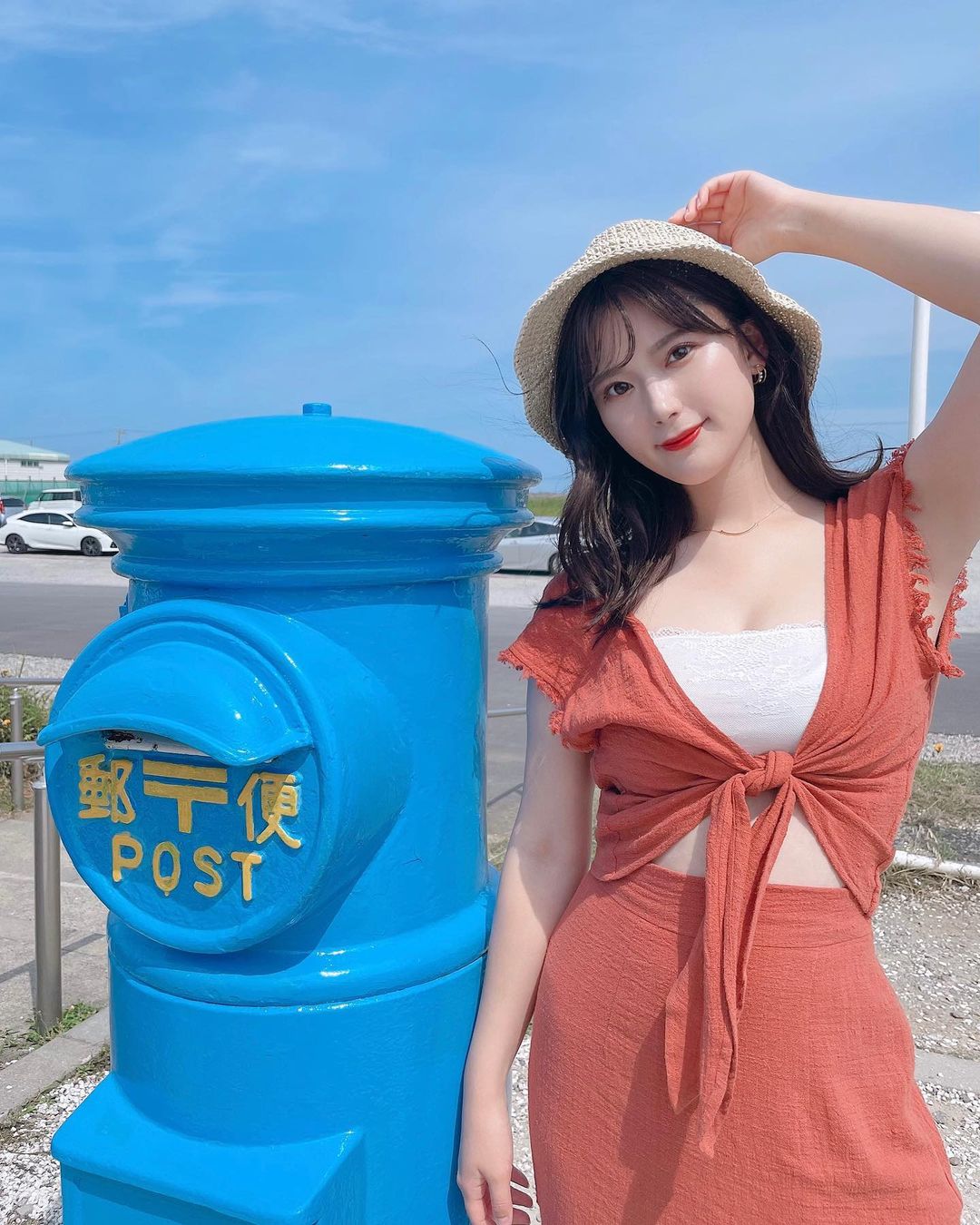 伊藤奈月 日本にひとつしかない 青いポスト 大好きなブル 本当に一般の郵便物を 投函できるものとしては 日本唯一の 青い本物のポストなんだって オブジェで Moe Zine