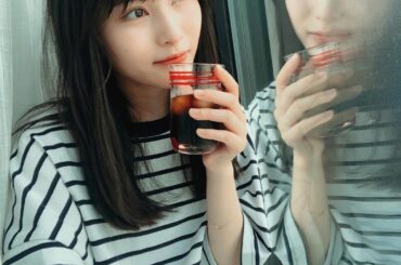 2021年ver.おうち時間
というテーマでセルフプロデュースの生写真。

ダンスの練習中、コーヒーブレイク、メモに書き出したり、ということを考えたらTシャツは...