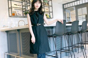 お店に入ってラックを眺めていたら、
パッと目に入ってきた黒のワンピース。

首元の装飾がとっても可愛くて。

デニムを合わせたら、
普段でも着られると教えてもら...