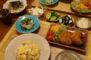 お疲れ様金曜日！
・
何もしてないんだけど、疲れたなと思う日は惣菜に頼る
コロッケとメンチを買ってきたらその他はぱぱっとぱー！
・
︎チャーハン
︎玉ねぎスライ...