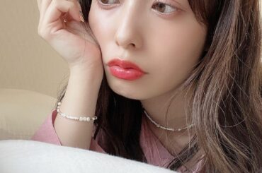 ストーリーにも載せたピンクのキラキラの
袋の正体は...ビーズで出来た
#ネックレス #ブレスレット でした〜
⁡
小学生からの友達の手作りです！
⁡
こんな雰...