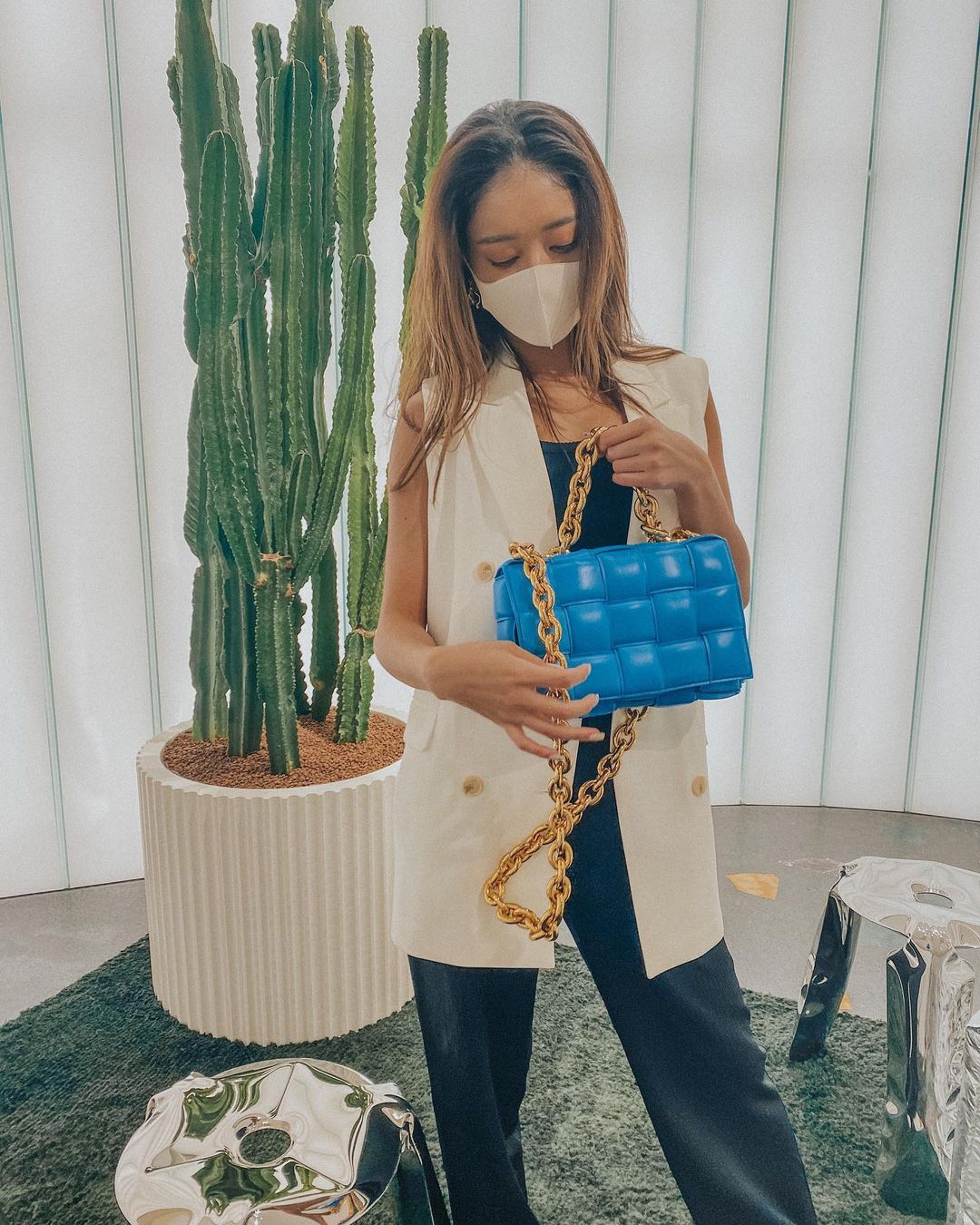 池田美優 6月に表参道に新しくオープンした ボッテガ ヴェネタにお邪魔してきました たまにはと思い インパクトのあるゴールドチェーンバッグを Bottegave Moe Zine