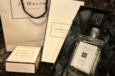 先日、道を歩いていたら横からふわっと甘い香りがして。見たら白いお花。
思わず立ち止まっちゃうくらい素敵な香りで、でも何のお花なのかわからなくて。
「白い花　６月...