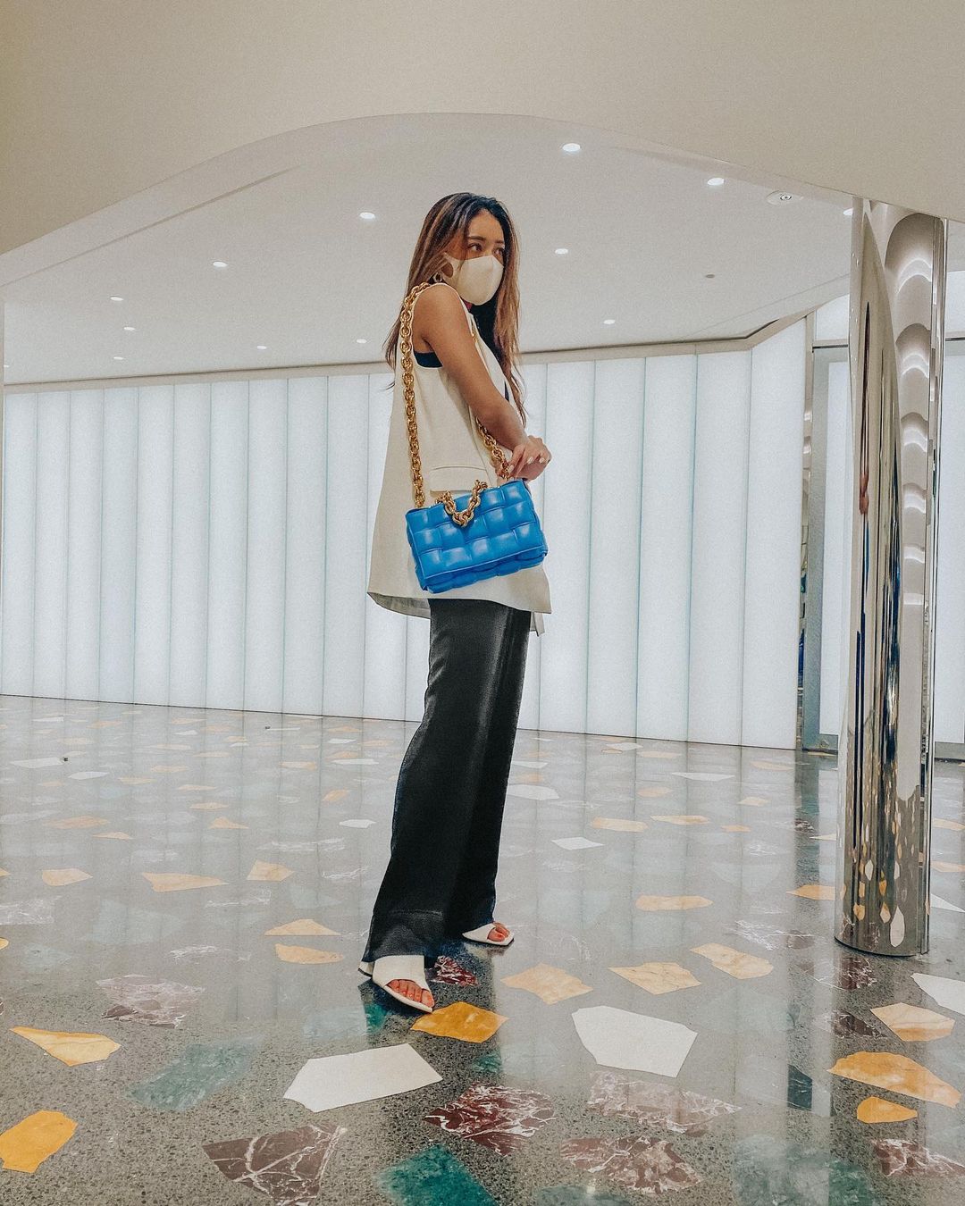 池田美優 6月に表参道に新しくオープンした ボッテガ ヴェネタにお邪魔してきました たまにはと思い インパクトのあるゴールドチェーンバッグを Bottegave Moe Zine