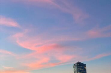 今日の夕焼け。打ち合わせ帰りに思わず綺麗すぎてパシャリ。

「本当にこの１、２年で人生変わったよね〜」と、話した今日。
仕事が変わった人、地元に帰る人、結婚する...