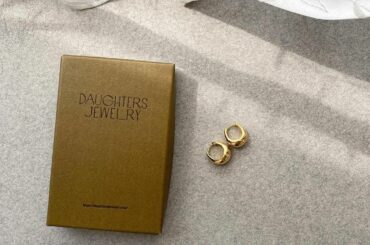 新しいピアス
つけるの楽しみです
@daughtersjewelry 
・
・
#アクセサリー　#gold #ゴールドピアス #earring...