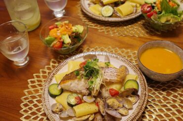 毎日毎日暑いですね...
水分摂取こまめにしましょう！
暑い夏はデトックスウォーターがオススメです。
カリウムを多く含むきゅうりを縦長にスライスしたものと、レモ...