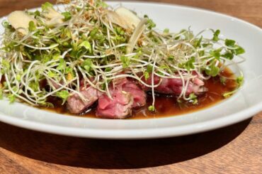 夏やってきたので、
牛のたたきを。
ポン酢最高です〜...