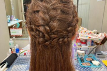 ジュリエットの髪型
DMの方にヘアメイクの詳しい写真を、と来ていたので
両サイドと中央を編み込んでハーフアップみたいにして頂いています
参考になったら良いなあ＾...