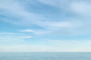 海
月が見える...